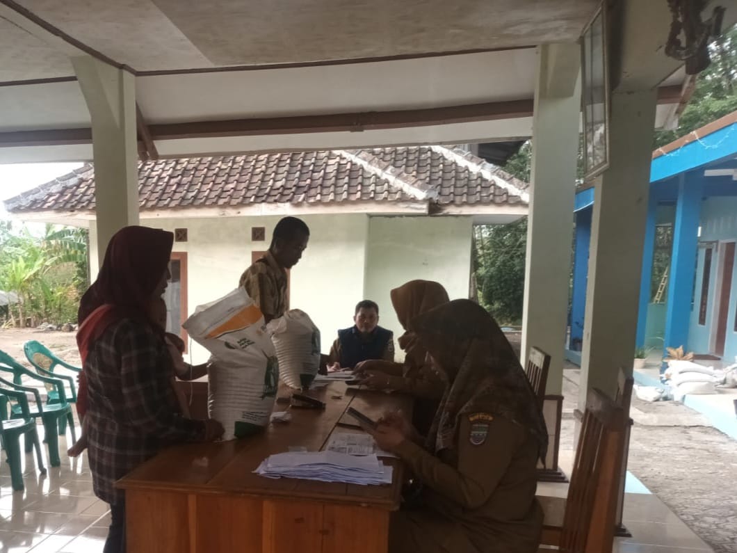 Penyaluran Bantuan Sosial Beras Bulog Dari Badan Pembagian Pangan Nasional Di Desa Bantardawa